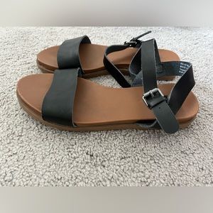Universal Thread Sandals